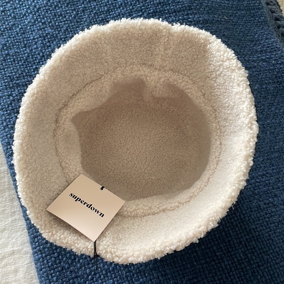 NWT Superdown Reversible Sherpa Bucket Hat – OS - Picture 3 of 5